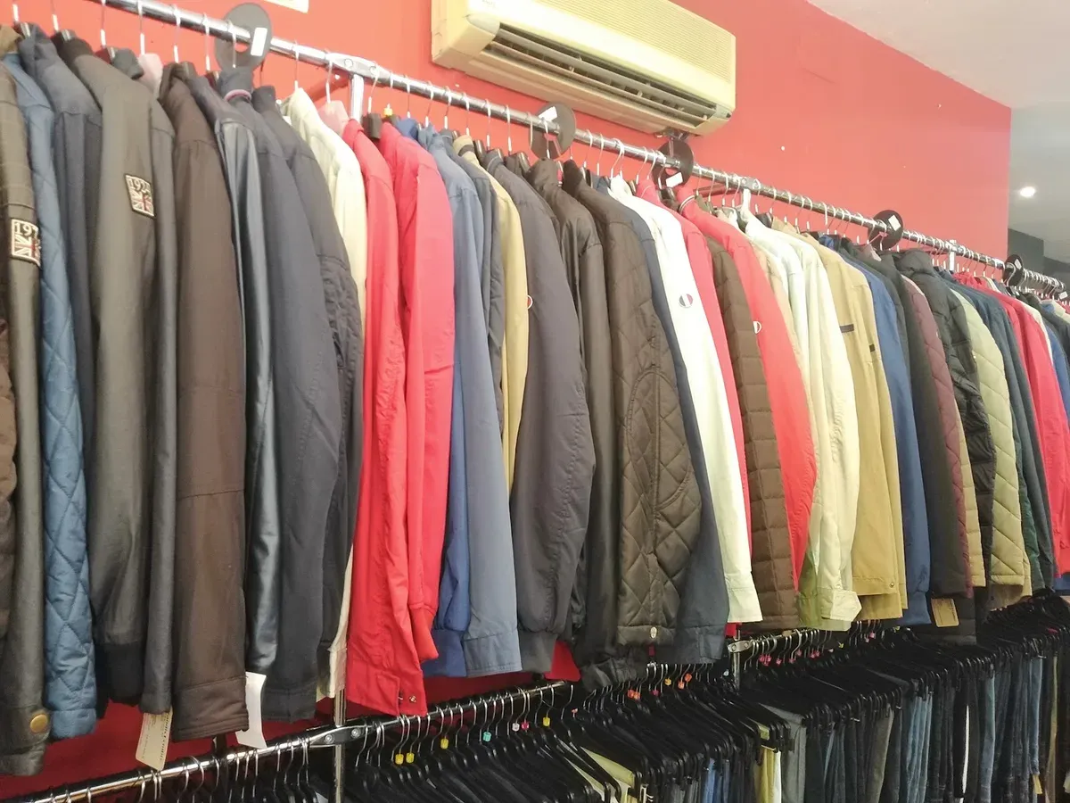 Interior de Avant: percheros con americanas y trajes de hombre